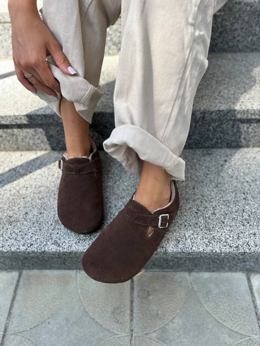 Жіночі зимові клогі ShoesBand Шоколадного кольору натуральна замша закриті на хутрі 38 (24,5 см) (S99231-1з), фото 1
