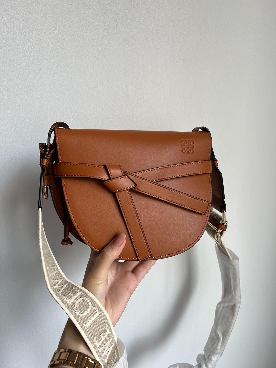 Коричнева шкіряна жіноча сумка Loewe Gate Small leather