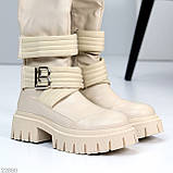 Дизайнерські еластичні стрижні бежеві ботфорти на тракторній підошві, фото 4