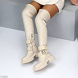 Дизайнерські еластичні стрижні бежеві ботфорти на тракторній підошві, фото 6