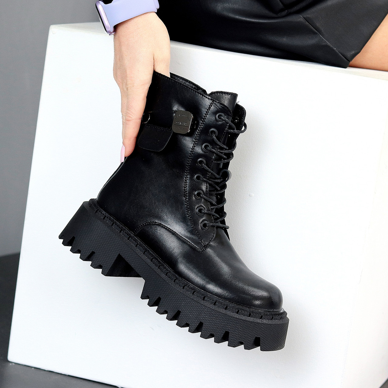 Ефектні чорні шкіряні берці на тракторній підошві стильний декор шпилька, фото 1