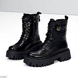 Ефектні чорні шкіряні берці на тракторній підошві стильний декор шпилька, фото 4