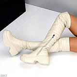 Ефектні високі світлі бежеві ботфорти на платформі єврозима, фото 3