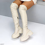 Ефектні високі світлі бежеві ботфорти на платформі єврозима, фото 5