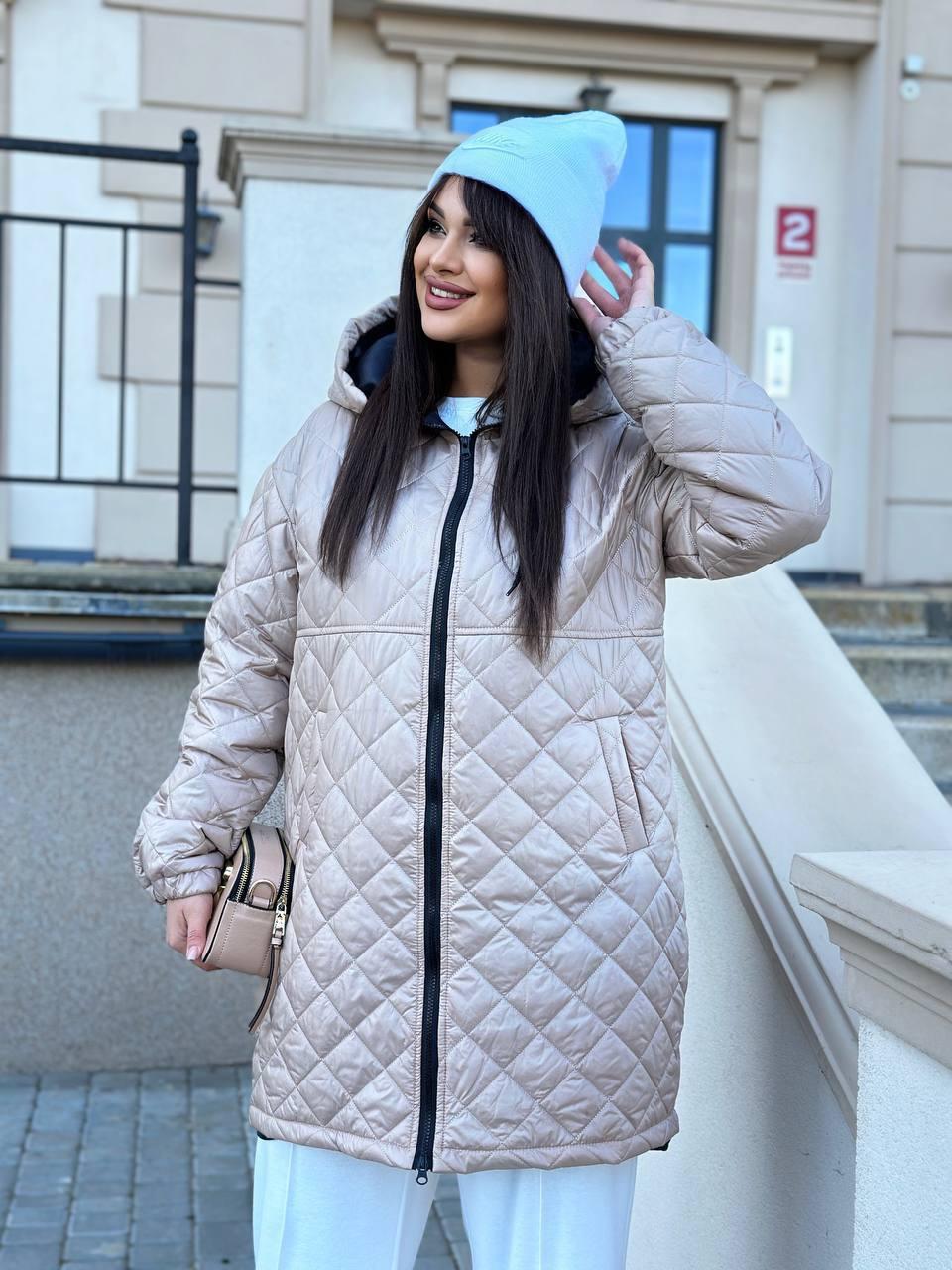 Тепла жіноча стьобана в ромбик куртка на блискавці з глибоким капюшоном, фото 1