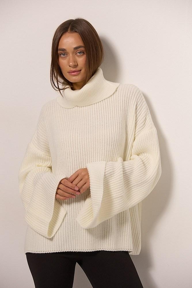Жіночий в`язаний светр oversize молочний з розрізом ззаду на комірі ARJEN MKAR102272-1, фото 1