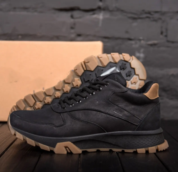 Чоловічі шкіряні зимові чоботи чорного кольору з вовною всередині