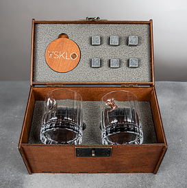 Люкс Leo склянки  2 шт грановані кришталеві і  рівні для віскі з ( куля та герб ) в дерев'яній коробці.