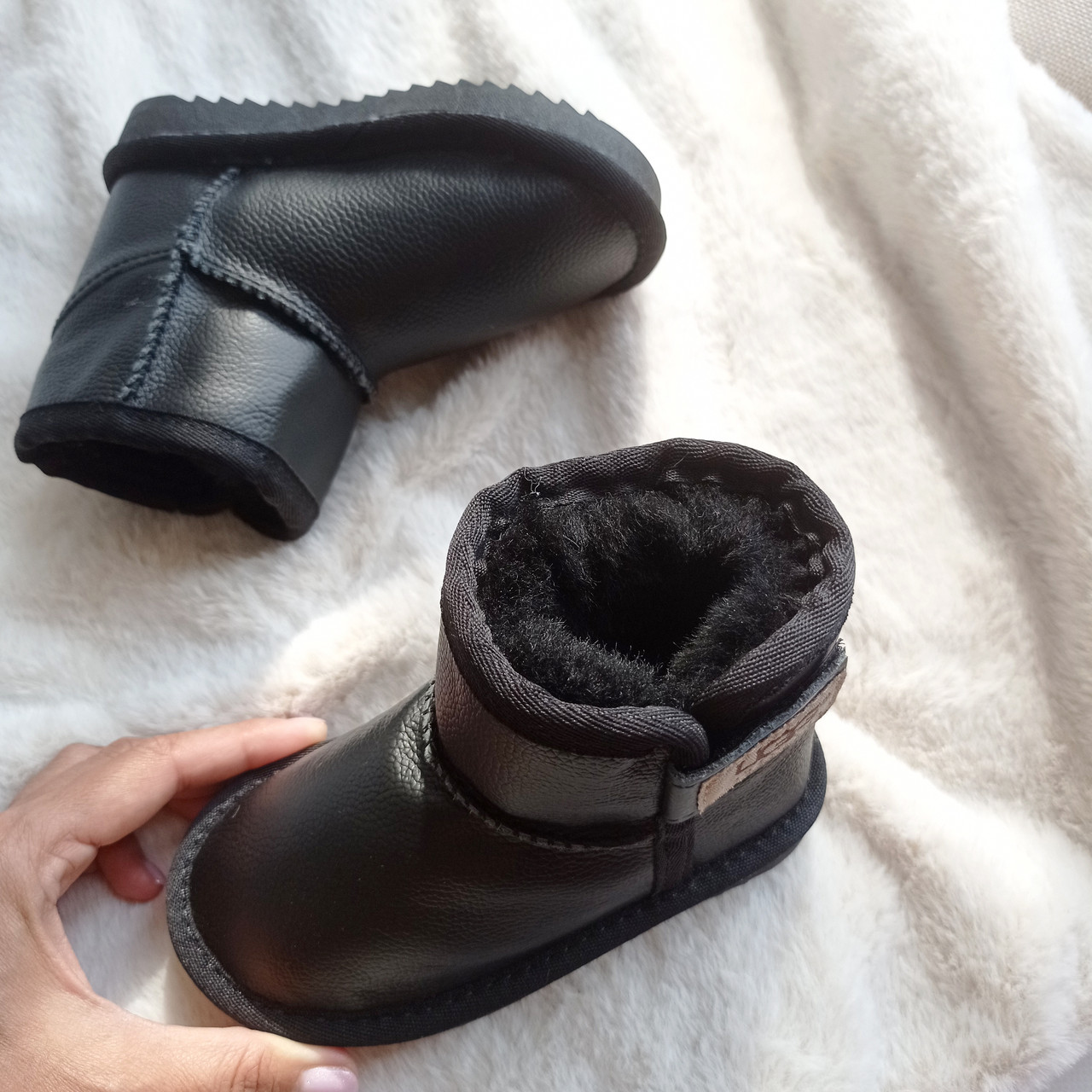 Натуральні шкіряні дитячі уггі UGG Australia чорні