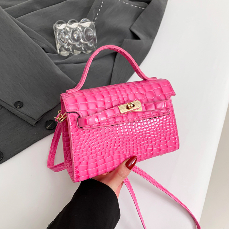 Жіноча лакова сумка 8580 рептилія на ременці крос-боді через плече рожева, фото 1