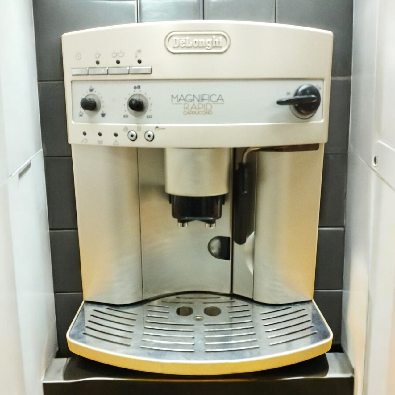 Кавомашина б/у Delonghi Magnifika Rapid cappuccino ESAM 3300