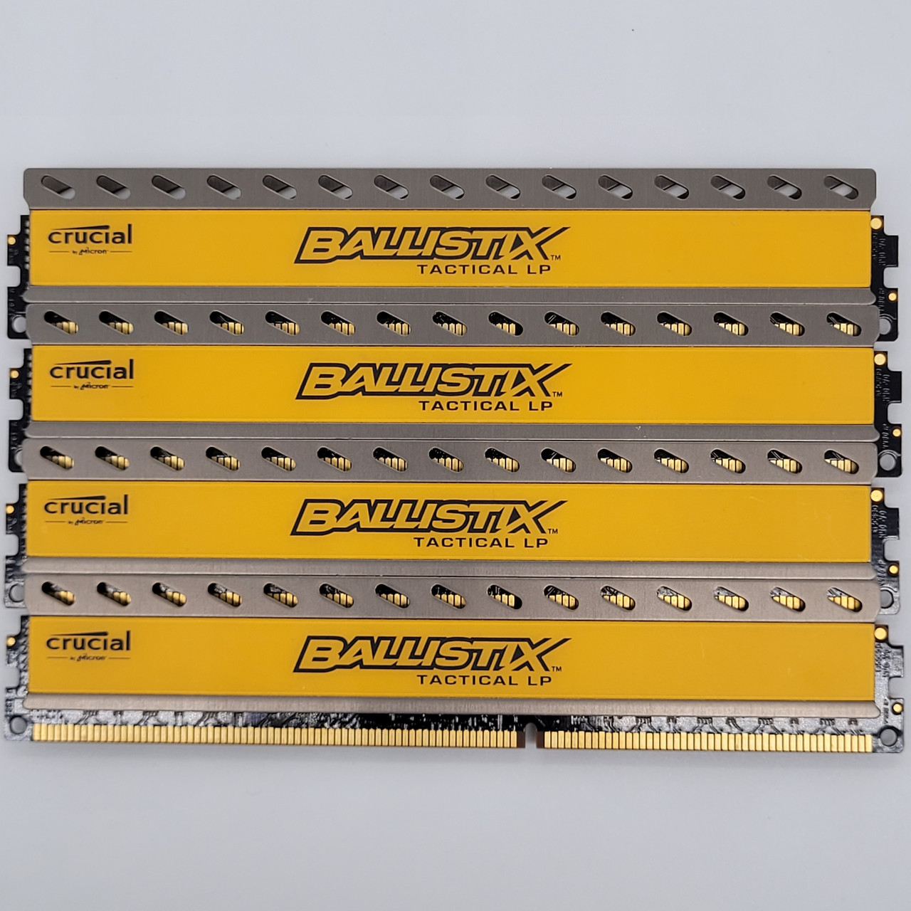 Комплект оперативної пам'яті Crucial DDR3L 32Gb (4x8Gb) 1600MHz PC3L 12800U 2R8 CL9 (BLT8G3D1608ET3LX0) Б/В