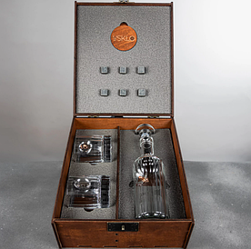 Люкс Leo графин і склянки  2 шт грановані кришталеві і  рівні для віскі з ( куля та герб ) в дерев'яній коробці.