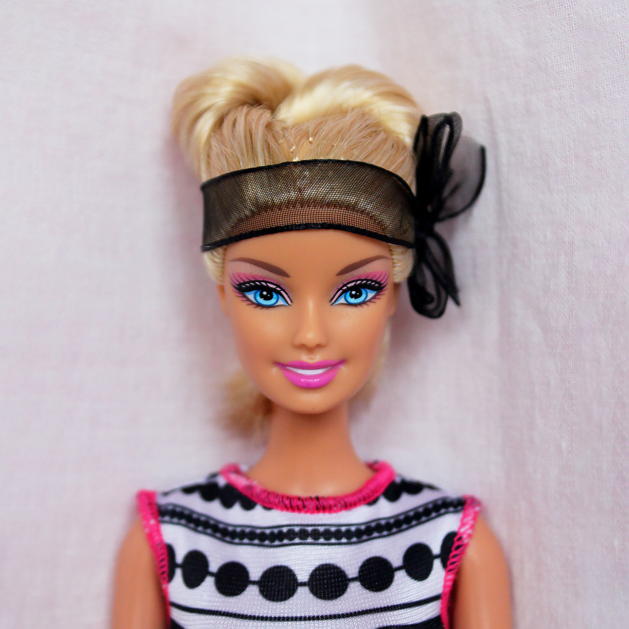 Шарнірна лялька Барбі з квітами оригінал mattel