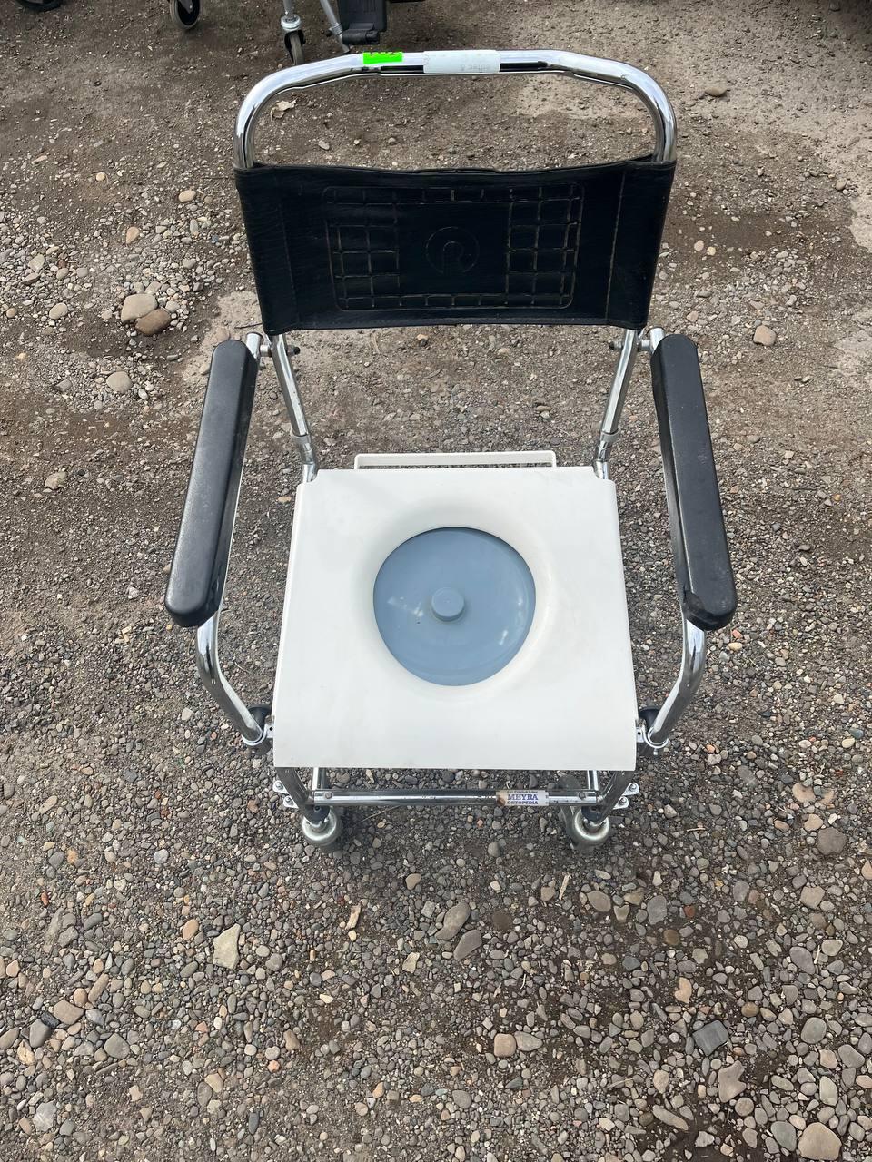 Стілець туалет на колесах для інвалідів і літніх людей зі спинкою Крісло унітаз з регулюванням висоти, фото 1
