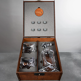 Люкс Leo графин і  склянки 2 шт кришталеві для віскі  ( куля та герб ) в дерев'яній коробці.