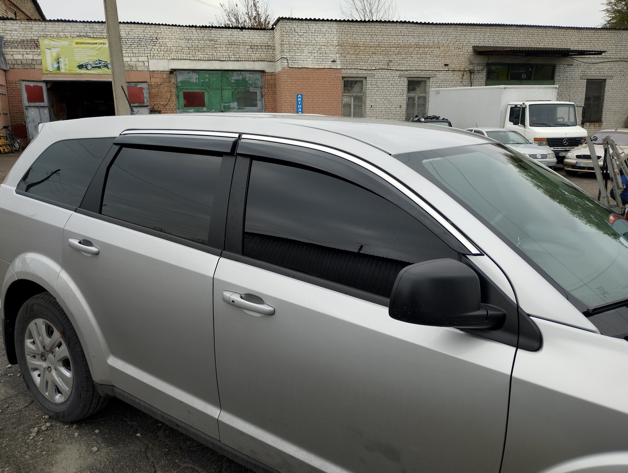 Дефлектори вікон (вітровики) з хромом молдингом Dodge JOURNEY 2008-2020 (Uncle/Тайвань)