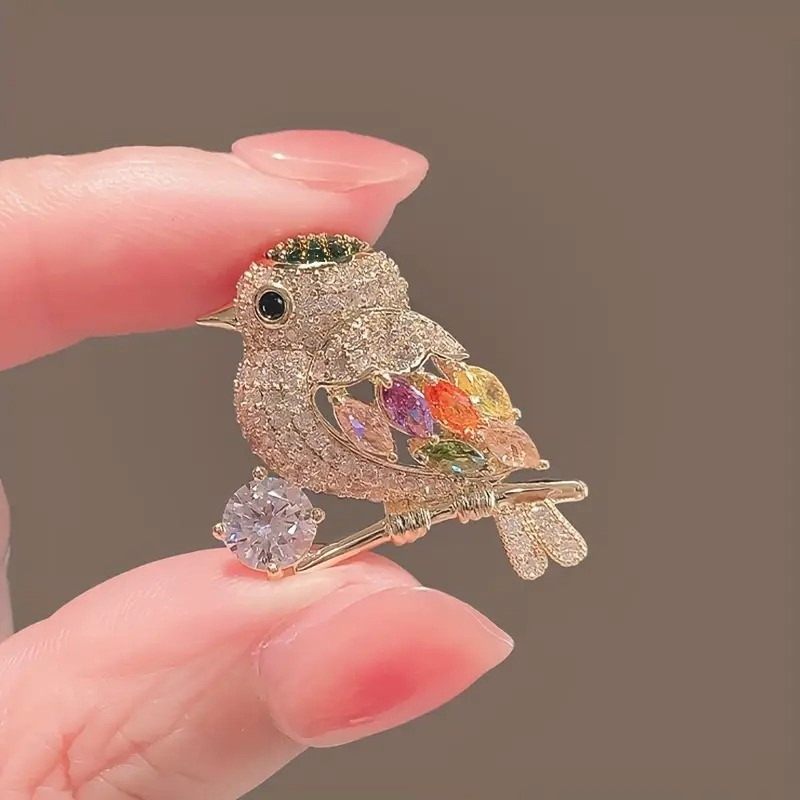 Золотиста жіноча брошка Синиця на гілочці з різнокольоровими фіанітами 2.8 см AurumLux4714, фото 1