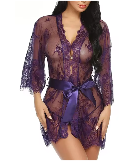 Прозорий жіночий халат у фіолетовому кольорі, мереживна накидка на голе тіло.