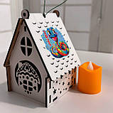 Новорічний підсвічник білий Нічник новорічний з принтом 2025 "Хатинка" Розмір:12*8*8 см, фото 2
