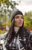 Тепла жіноча трикотажна шапка на флісі сірого кольору