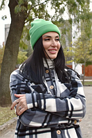 Тепла жіноча трикотажна шапка на флісі зеленого кольору