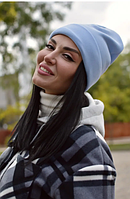 Тепла жіноча трикотажна шапка на флісі блакитного кольору.