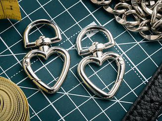 Карабін у формі серця. 44х27мм. Колір "срібло".
