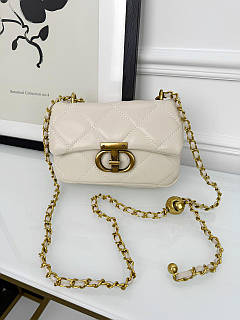 Сумочка через плече на довгому декоративному ланцюжку молочна