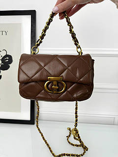 Сумочка через плече на довгому декоративному ланцюжку коричнева