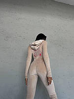 Жіночий велюровий комбінезон з капюшоном