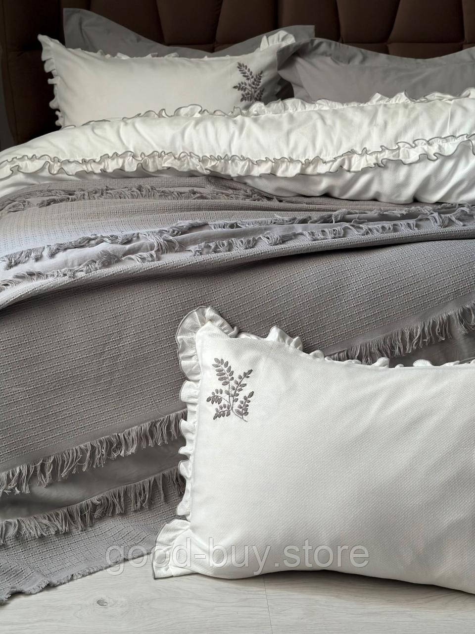 Постільна білизна з вишивкою і піке Saheser Brianna grey євро 200х220