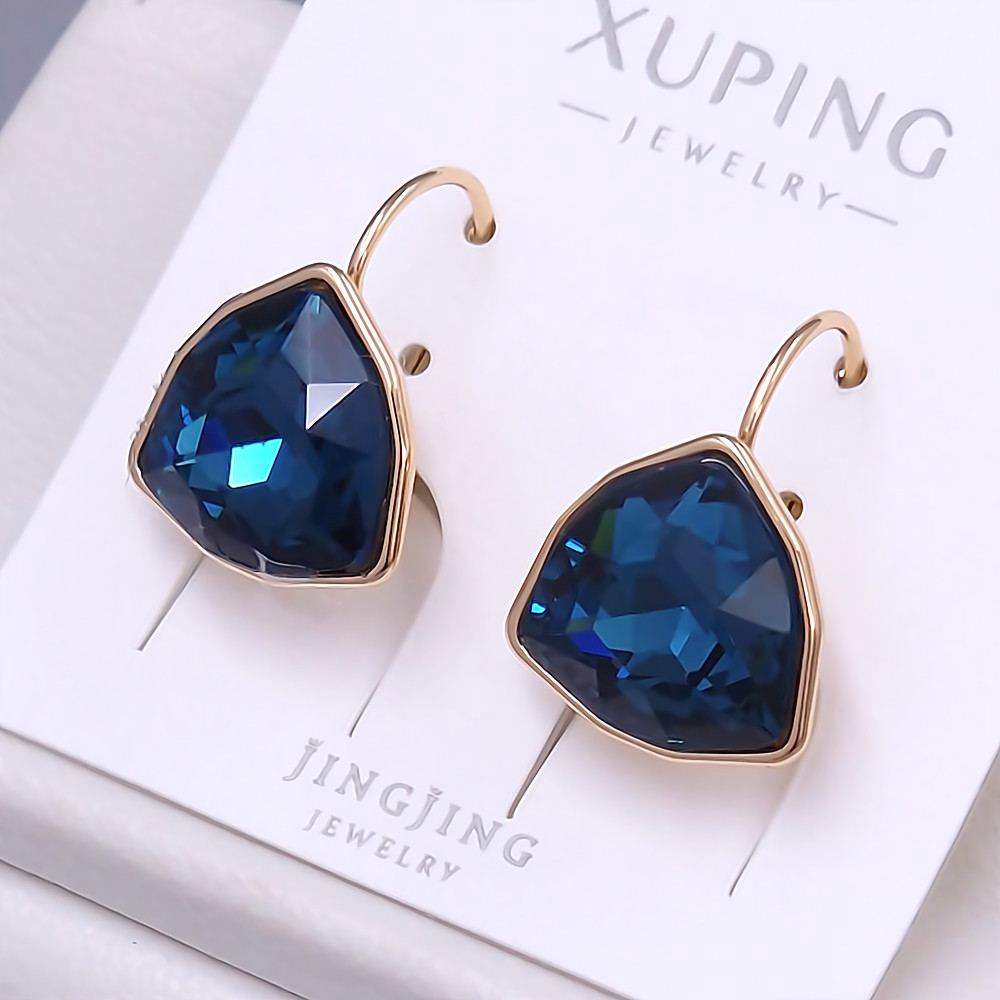 Сережки XР. Позолота 18К. Камені: Swarovski темно-синього кольору. Довжина: 18 мм. Ширина: 14 мм.