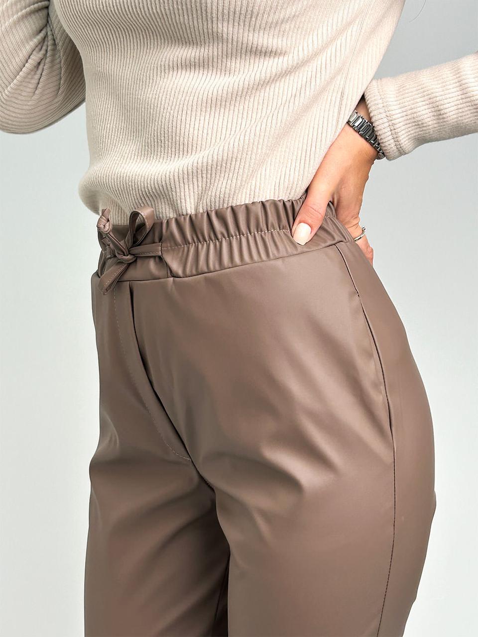 Високі жіночі штани чорного кольору з екошкіри з коротким хутром розмір від 50 до 54