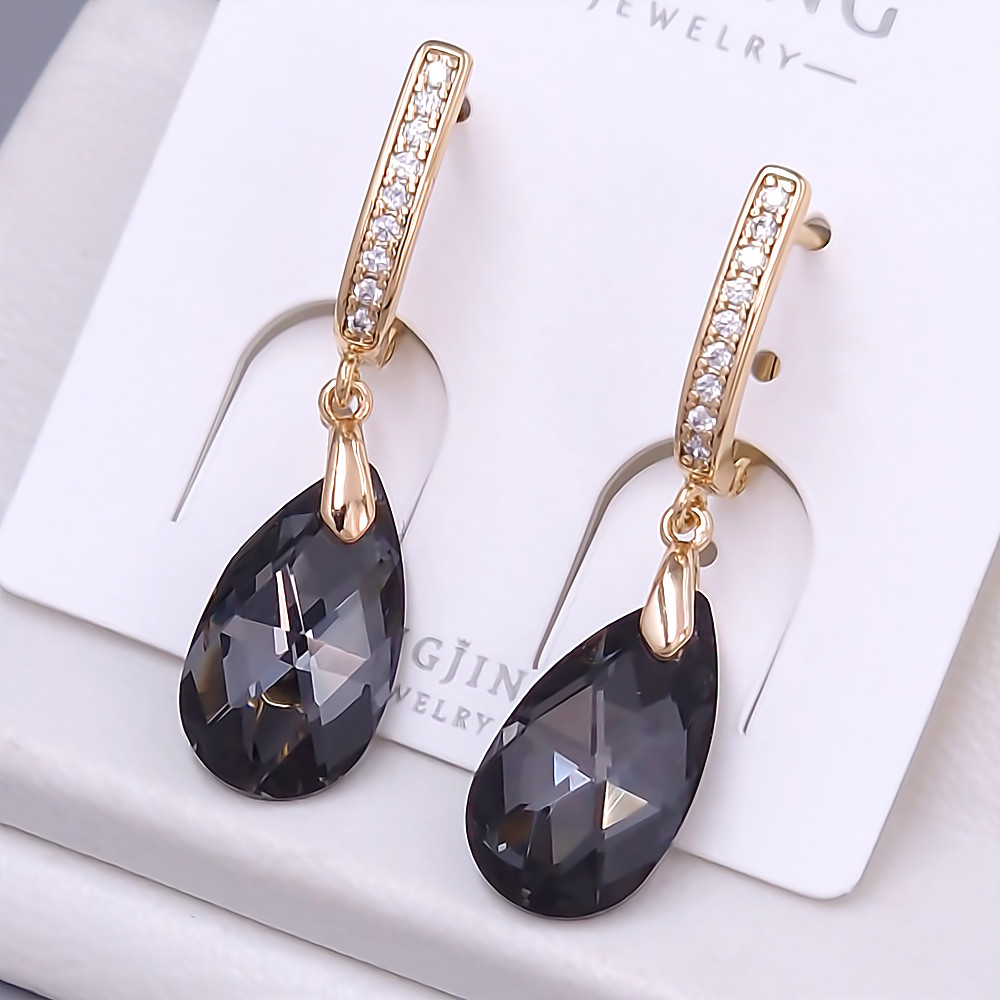 Сережки XР. Позолота 18К. Камені: Swarovski та циркон. Довжина: 35 мм. Ширина: 9 мм.