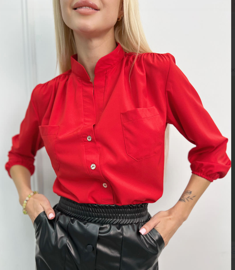 Жіноча блузка червоного кольору на ґудзиках