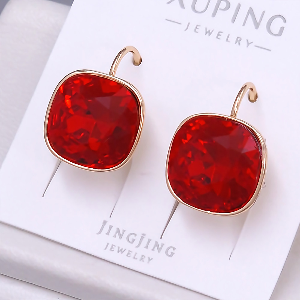 Сережки XР. Позолота 18К. Камені: Swarovski червоного кольору. Довжина: 18 мм. Ширина: 13 мм.