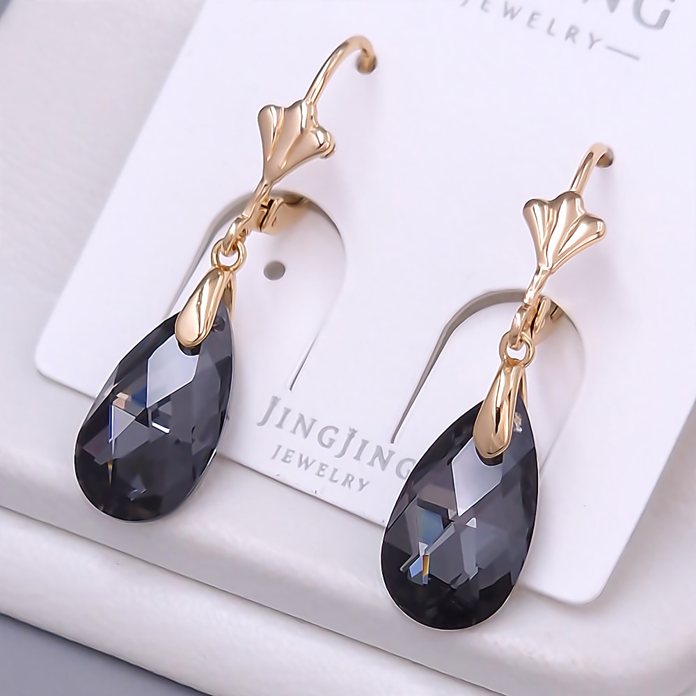 Сережки XР. Позолота 18К. Камені: Swarovski чорного кольору. Довжина: 35 мм. Ширина: 10 мм.