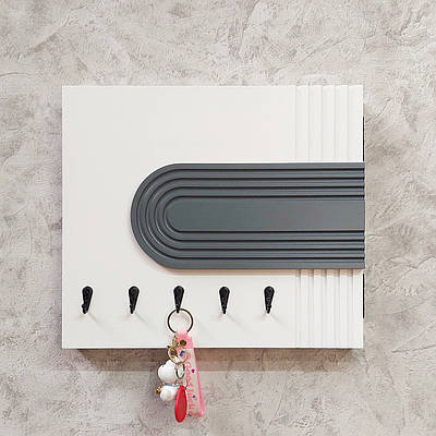 Ключниця білого кольору. Декоративна вставка з фрезеруванням. 30х35 см. Закрити щиток