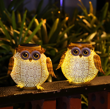 Підвісний світильник для вуличного освітлення працює на сонячній батареї у вигляді сови