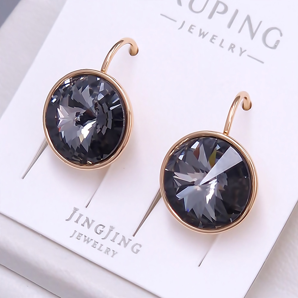 Сережки XР. Позолота 18К. Камені: Swarovski чорного кольору. Довжина: 18 мм. Ширина: 13 мм.