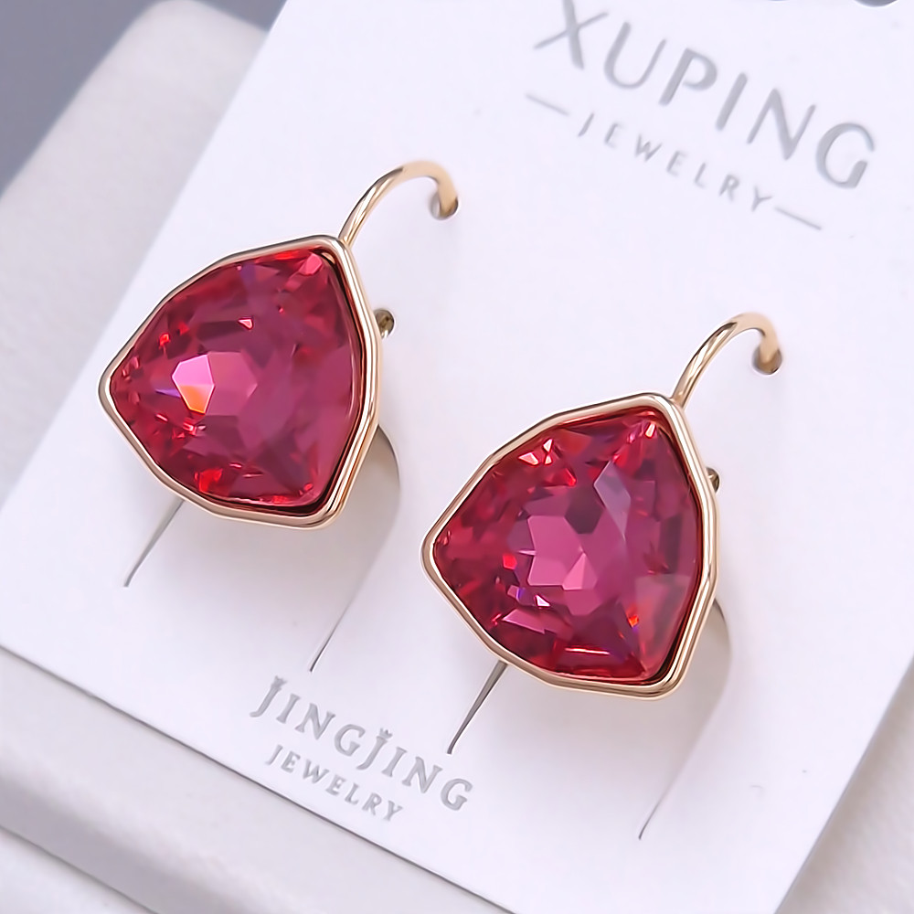 Сережки XР. Позолота 18К. Камені: Swarovski малинового кольору. Довжина: 18 мм. Ширина: 14 мм.