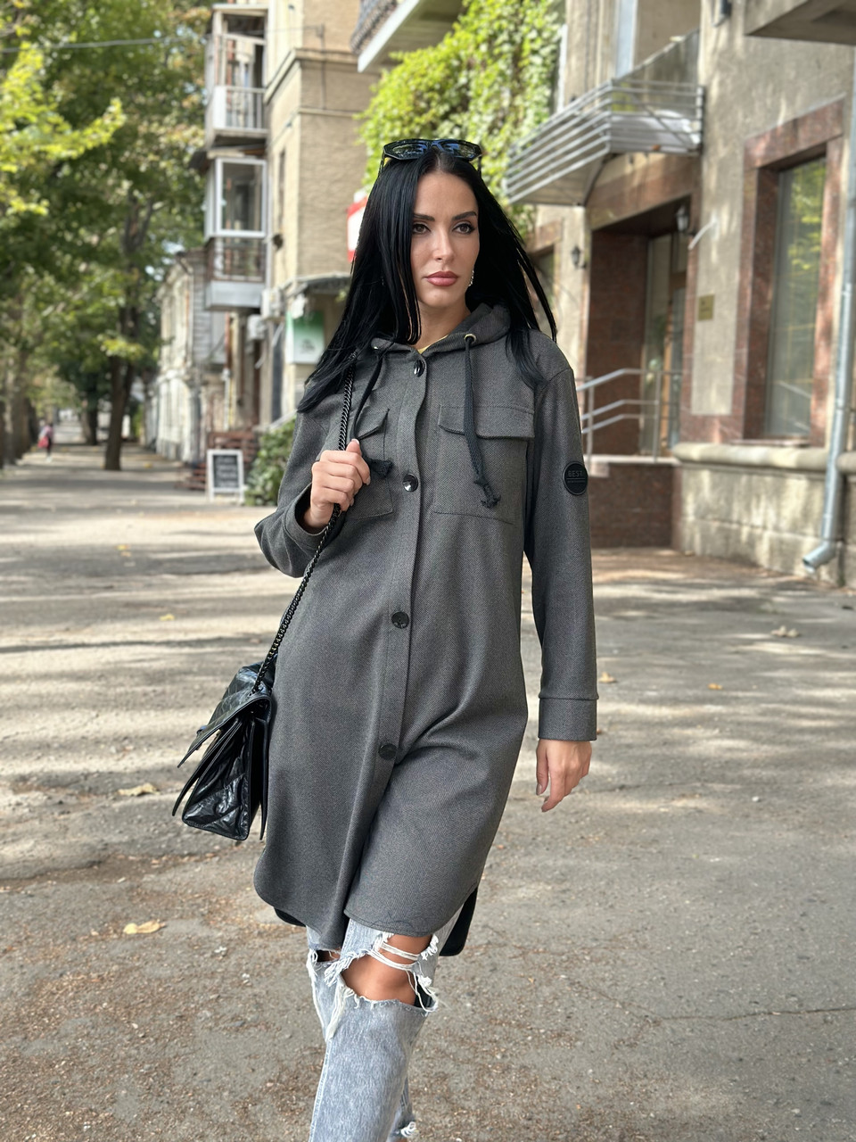 Жіночий трикотажний кардиган сірого кольору з ялинкою.