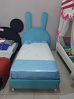 Дитяче ліжко як зайчик