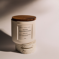 Ароматична свічка BROWN SUGAR & BOURBON від TYSHA, біла 320 мл