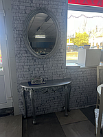 Комплект, що складається з консолі та дзеркала, виготовлений в елегантному класичному стилі.