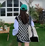 Модний жіночий в'язаний жилет безрукавка оверсайз подовжена в клітинку, фото 2