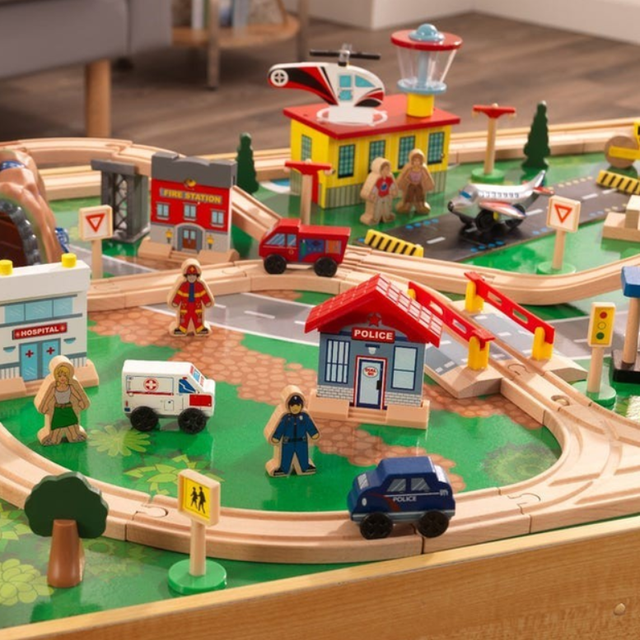Железная дорога на игровом столе KidKraft Adventure Town