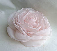 Брошь цветок из ткани ручной работы "Светло-розовая чайная роза"