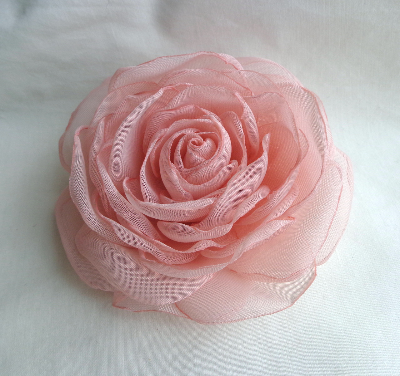Брошка квітка з тканини ручної роботи "кармінові чайна троянда"